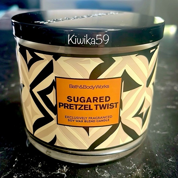 Bath & Body Works Sugared Pretzel Twist Candle - Picture 1 of 3